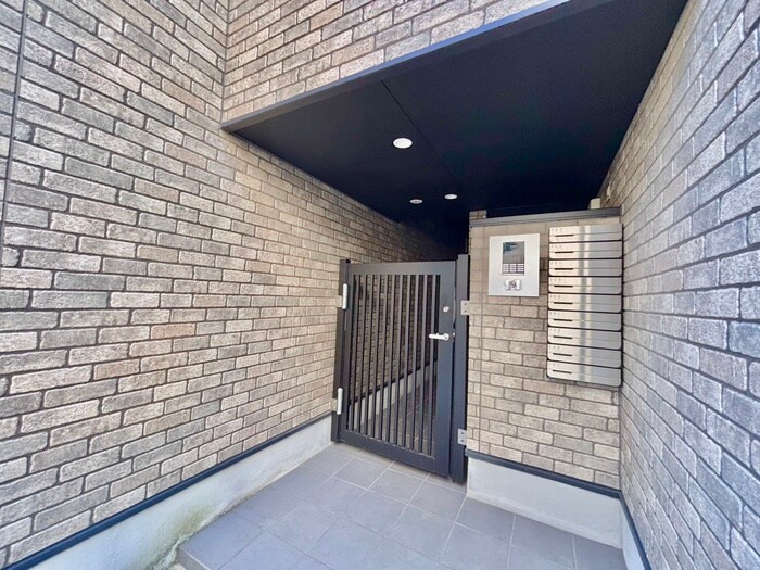 物件外観写真5　(エントランス部分)