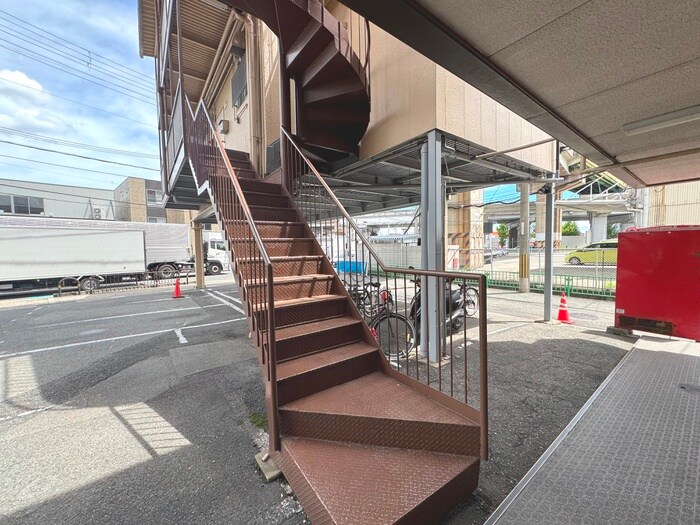 物件外観写真3　(エントランス部分)