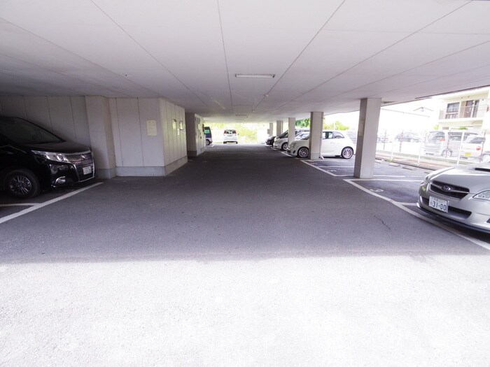物件外観写真3　(駐車場)