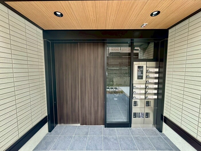 物件外観写真3　(エントランス部分)