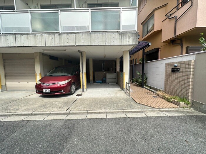 物件外観写真2　(駐車場)