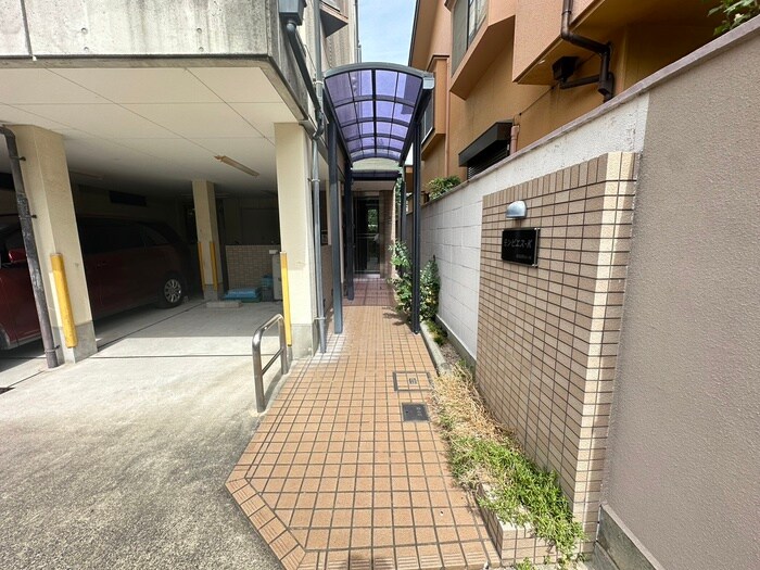 物件外観写真3　(エントランス部分)