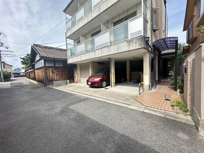 物件外観写真6　(エントランス部分)