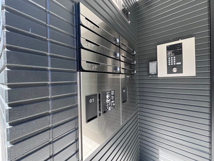 物件外観写真4　(エントランス部分)