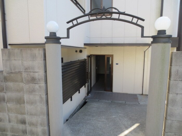 物件外観写真4　(エントランス部分)