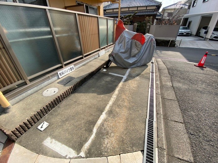 物件外観写真6　(バイク置き場)