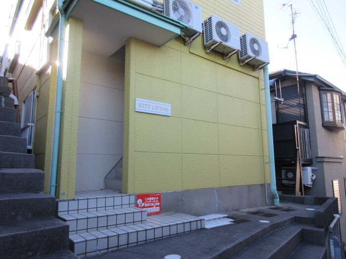 物件外観写真3　(エントランス部分)