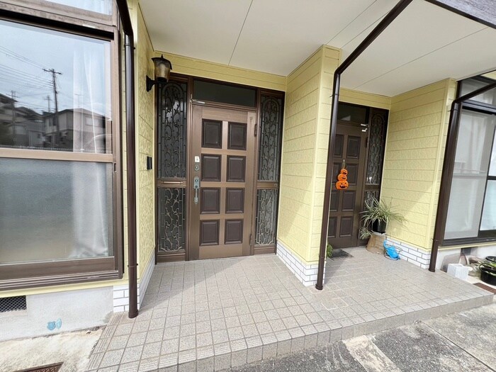 物件外観写真4　(エントランス部分)