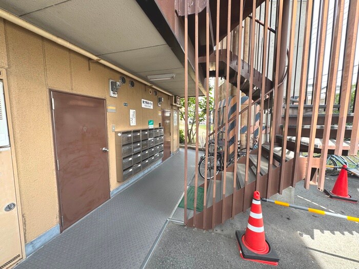 物件外観写真3　(エントランス部分)