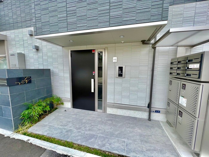 物件外観写真6　(エントランス部分)