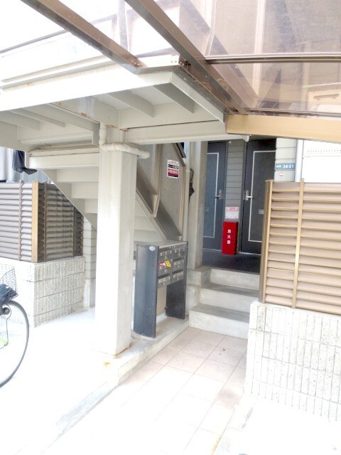 物件外観写真3　(エントランス部分)