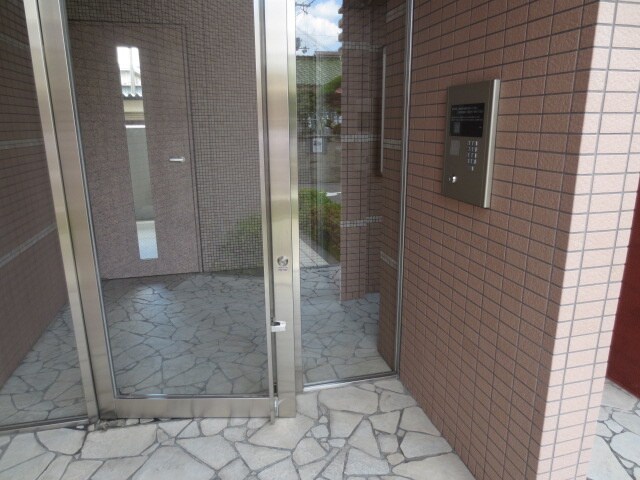 物件外観写真3　(エントランス部分)