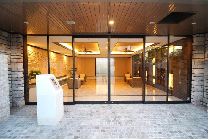 物件外観写真2　(エントランス部分)