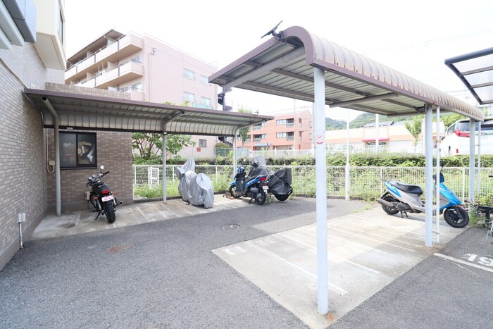 物件外観写真5　(バイク置き場)