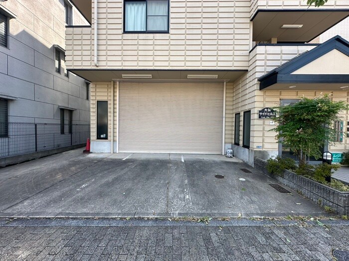 物件外観写真4　(駐車場)