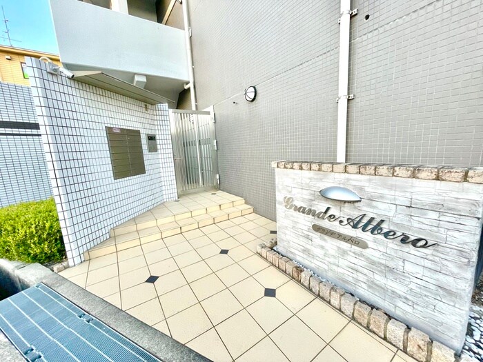 物件外観写真2　(エントランス部分)