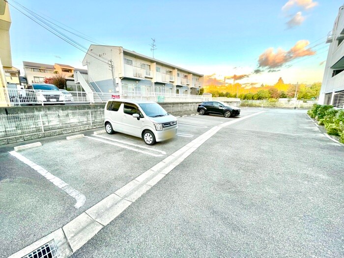 物件外観写真4　(駐車場)