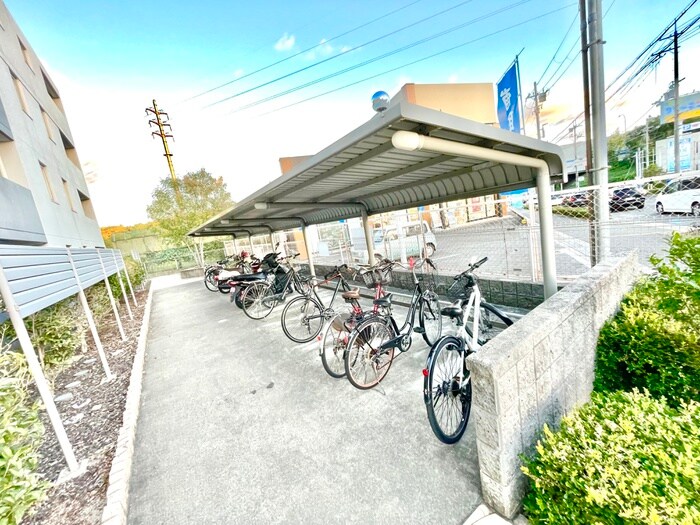 物件外観写真5　(駐輪場)