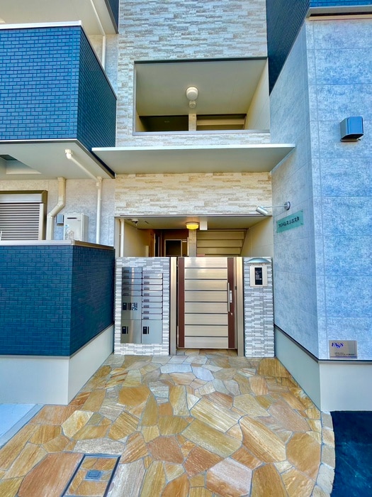 物件外観写真3　(エントランス部分)