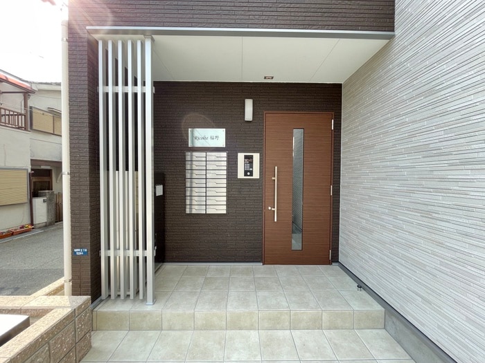 物件外観写真3　(エントランス部分)