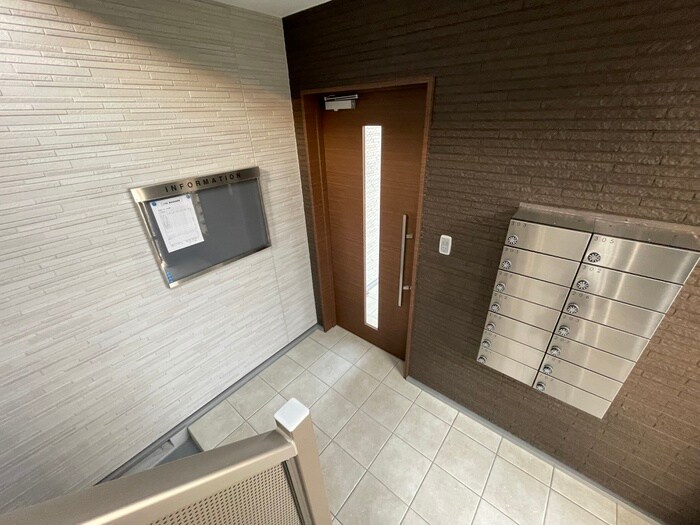 物件外観写真6　(エントランス部分)