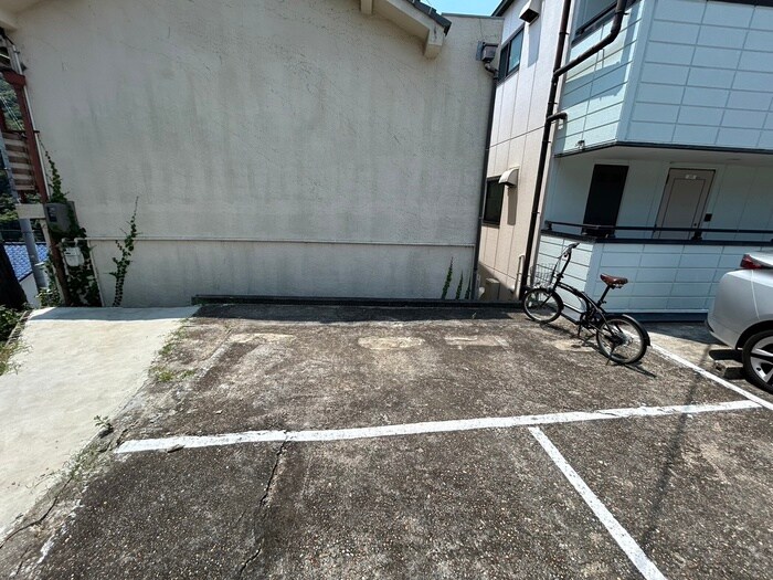 物件外観写真5　(バイク置き場)