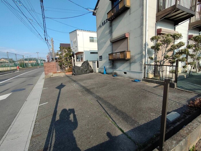 物件外観写真4　(駐車場)