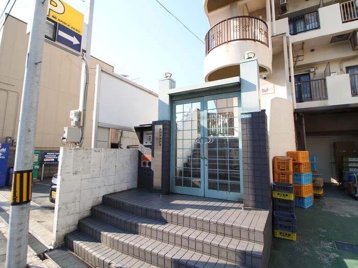 物件外観写真3　(エントランス部分)