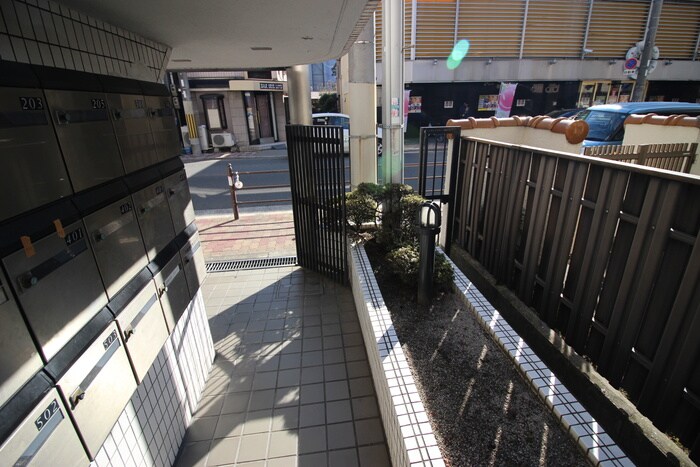 物件外観写真6　(エントランス部分)