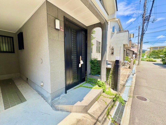 物件外観写真3　(エントランス部分)