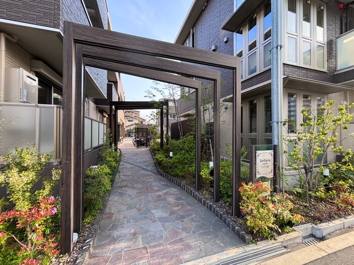 物件外観写真2　(エントランス部分)