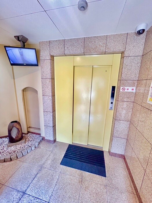 物件外観写真6　(エントランス部分)