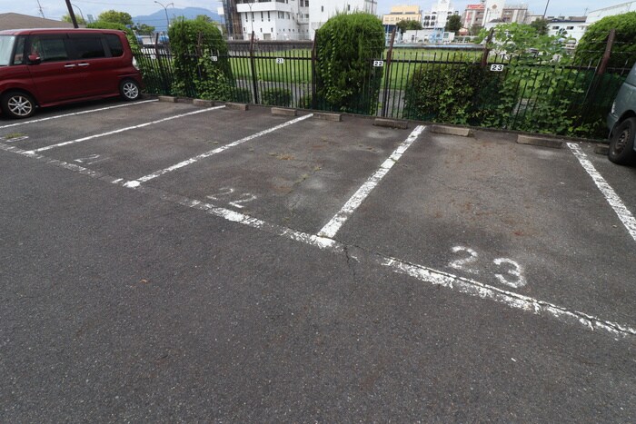 物件外観写真3　(駐車場)