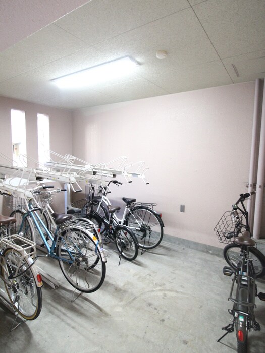 物件外観写真3　(駐輪場)