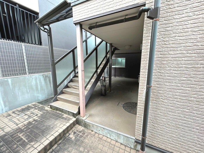 物件外観写真2　(エントランス部分)