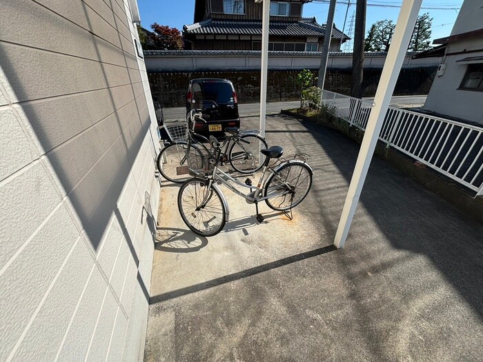 物件外観写真4　(駐輪場)