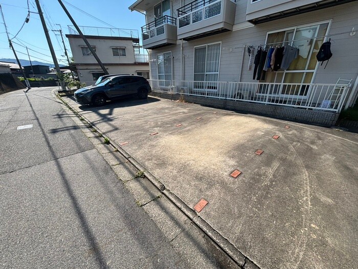物件外観写真5　(駐車場)