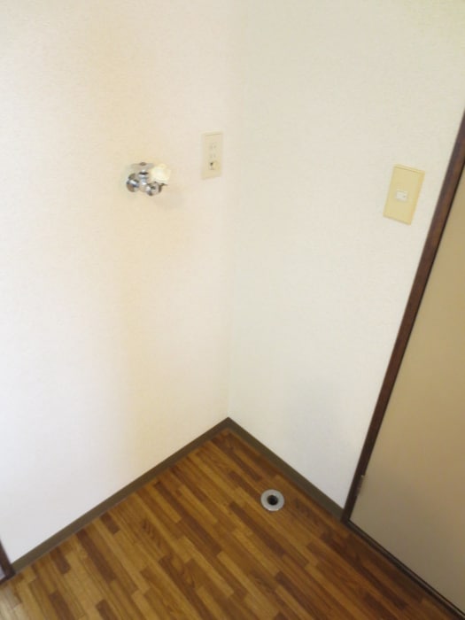 物件内観写真12　(洗濯機置場)