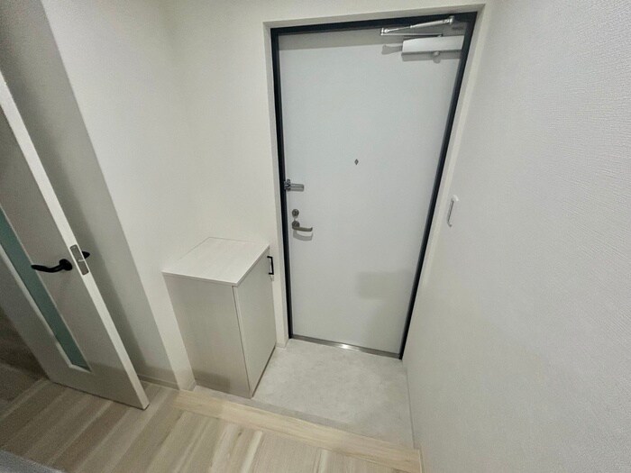 物件内観写真4　(玄関)