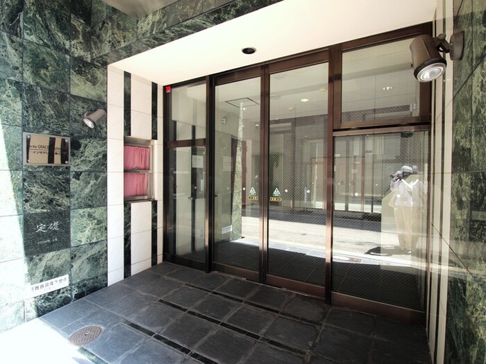 物件外観写真2　(エントランス部分)