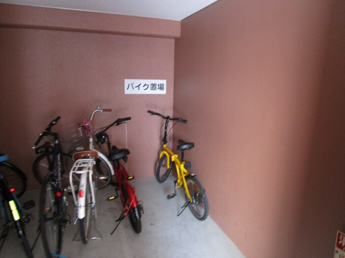 物件外観写真4　(バイク置き場)