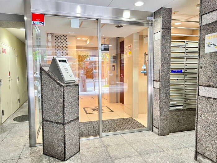 物件外観写真2　(エントランス部分)