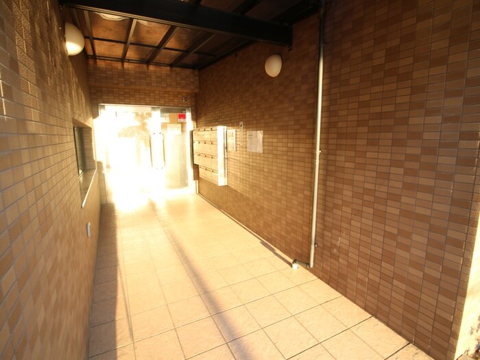 物件外観写真4　(エントランス部分)