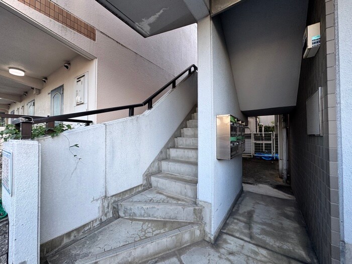 物件外観写真4　(エントランス部分)