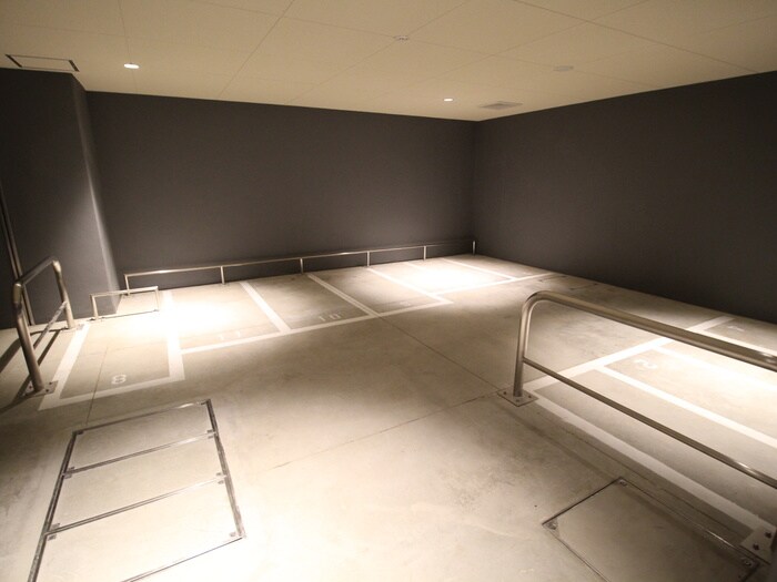 物件外観写真5　(バイク置き場)