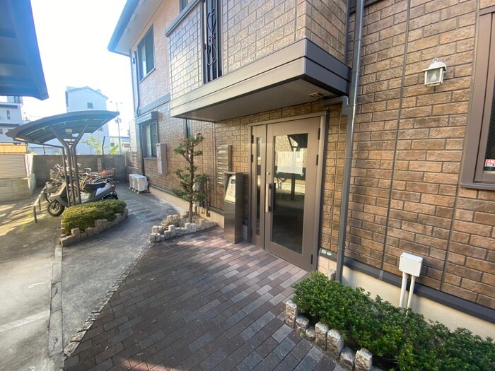 物件外観写真3　(エントランス部分)