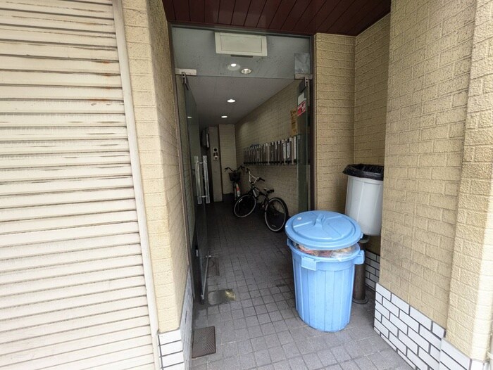 物件外観写真3　(エントランス部分)