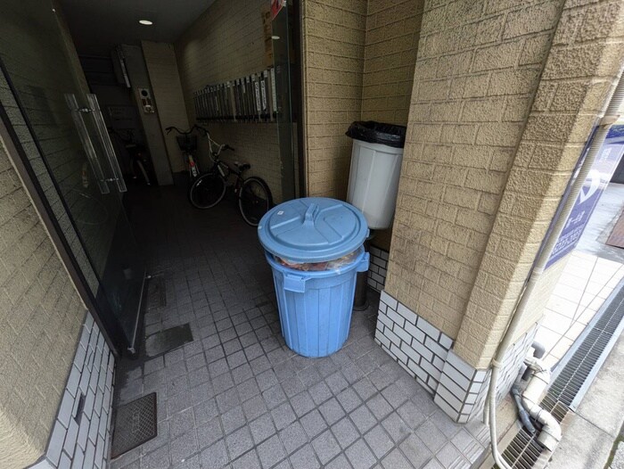 物件外観写真4　(エントランス部分)