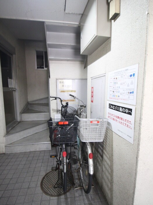 物件外観写真6　(エントランス部分)