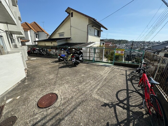 物件外観写真4　(駐輪場)